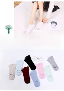 Detailansicht flacher Zehensocken in verschiedenen Pastellfarben mit rutschfester Ferse