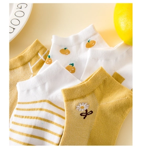 Détails de chaussettes basses en coton avec broderie marguerite et motifs orange