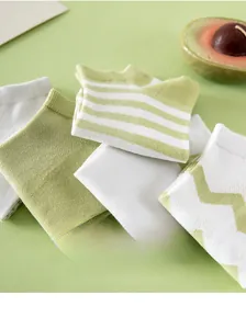 Detail of avocado green cotton ankle socks with striped and wavy knit patterns