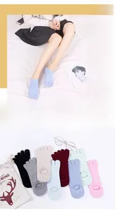 Detail von unsichtbaren Zehensocken mit Fersenausschnitt und sieben verschiedenen Pastellfarben