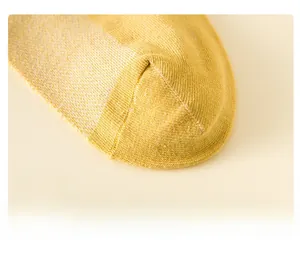 Détail montrant la couture plate et lisse de la pointe et la maille fine des chaussettes