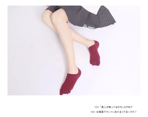 Nahaufnahme von weinroten Zehensocken im unsichtbaren Design mit fünf-Finger-Struktur