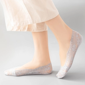 Lace no-show socks for women in light purple with anti-slip silicone and floral patterns