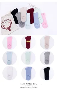 Flachbild von farbenfrohen Damen-Fünffingersocken in neun Pastellfarben aus Baumwolle