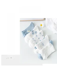 Detail of 5-pack women's white and blue cotton socks with daisy embroidery and lace trim