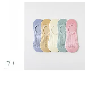 Detail of five-pair breathable mesh cotton low-cut socks with cable-knit hollow patterns