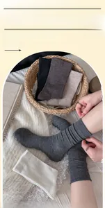 Dettaglio della cucitura piatta sulle morbide calze di lana per comfort e calore