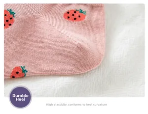 Dettaglio macro del tallone rinforzato della calza a fragola con cuciture rosa