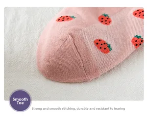 Dettaglio calzini rosa con fragole e cucitura piatta sulla punta per massimo comfort