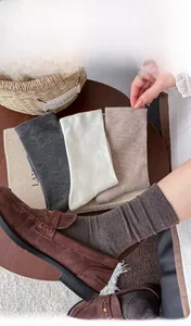 Tessitura a maglia dettagliata di calze premaman in misto lana in tonalità neutre della terra