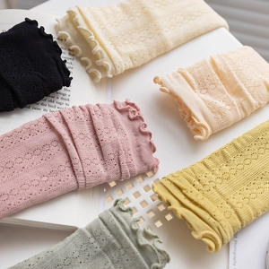 Spitzensocken mit Rüschen und Lochstrickmuster in sechs verschiedenen Pastellfarben