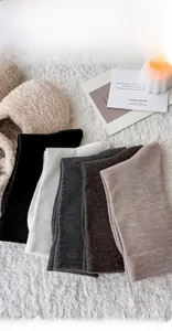 Cinque colori di calze premaman in misto lana con trama a coste su sfondo di peluche