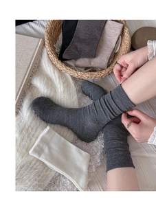 Dettaglio della trama in maglia di lana delle calze premaman in vari colori autunnali
