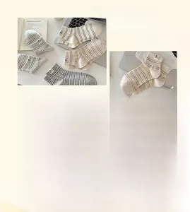 Détail de chaussettes rayées en coton peigné avec de petites étiquettes tissées