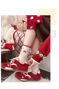 Detaillierte Zopfstrick-Wollsocken mit roter Schleife und gewelltem Saumdetail