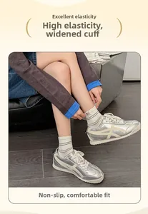Détail de chaussettes blanches à rayures grises avec bords larges hautement élastiques