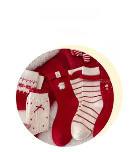 Detailansicht roter Weihnachtssocken aus Wolle mit süßen Welpen-Patches und Schleifen