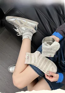 Gros plan de chaussettes en coton rayées avec broderie de dessin animé et maille côtelée