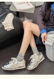Détail de chaussettes en coton à rayures avec un écusson de chiot dessin animé au bord