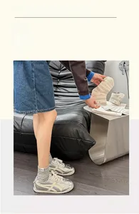 Gros plan de chaussettes en coton rayé avec étiquette de chiot en scène de vie