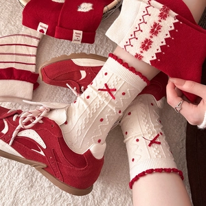 Niedliche Wollsocken mit Welpenmuster und roten Schleifen für warme Wintertage