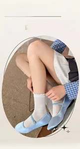 Détail de chaussettes blanches style ballet avec maille ajourée et bordure à volants
