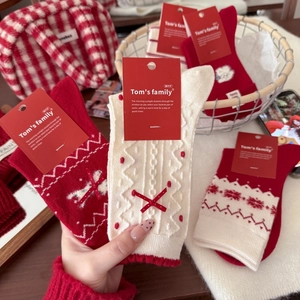 Festliche Wollsocken mit Hundemuster und roten Schleifen für Winterwärme und Urlaubsstil