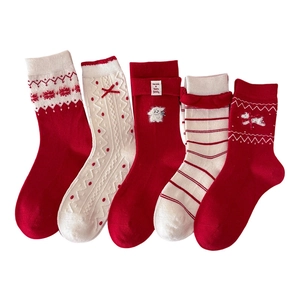 Fünferpack dicke Wollsocken in Rot und Weiß mit süßen Hundemotiven und Festschleifen
