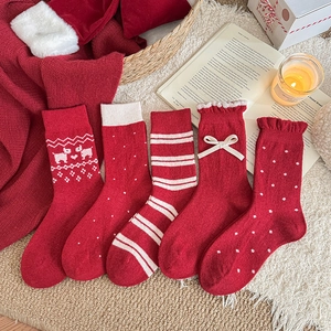 Fünf Paar rote warme Wollsocken mit festlichen Mustern und Schleifendetails im Geschenkset