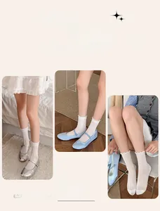 Texture détaillée des chaussettes en résille style ballerine avec bord en dentelle