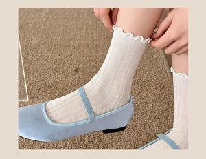 Détail de chaussettes blanches style ballet avec bordure en dentelle et maille ajourée