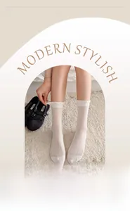 Gros plan de chaussettes en soie blanche style ballet avec motif ajouré et bords élastiques