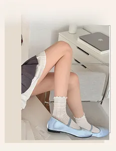 Détail de chaussettes blanches en dentelle avec des ballerines Mary Jane bleu clair
