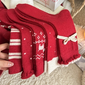Festliche rote Wollsocken mit Elchmuster und süßer Schleifenspitze für warme Winter