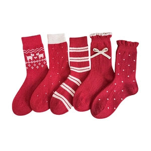 Fünf Paar rote festliche Wollsocken mit Schleifen, Streifen und Punkten auf weißem Grund