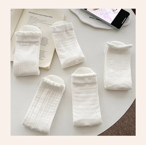 Lot de cinq chaussettes mi-hautes blanches avec dentelle délicate et maille ajourée