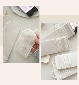 Détails de chaussettes blanches style ballet avec dentelle et motifs en maille