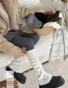 Détail macro de jambières en tricot épais avec texture côtelée et bordure ondulée