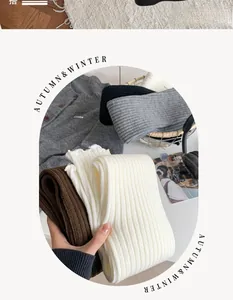 Gros plan de jambières en tricot côtelé épais en plusieurs couleurs pour l'hiver