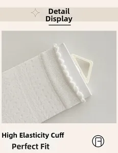 Détail de la bordure en dentelle volantée sur le revers élastique de chaussettes blanches