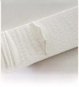 Vue détaillée de la zone du talon renforcé sur ces chaussettes résille blanches