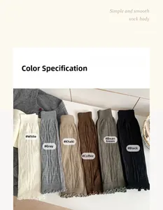 Posa piatta di scaldamuscoli in maglia a trecce in vari colori con decoro invernale