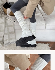 Gros plan de jambières en tricot blanc à côtes avec des chaussures à semelles compensées