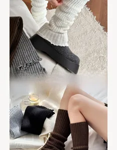 Vue détaillée de jambières épaisses en maille de diverses couleurs pour bottes