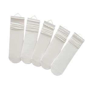 Lot de cinq paires de chaussettes blanches en soie à dentelle et maille ajourée