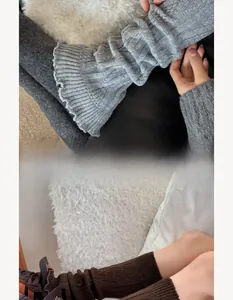 Dettaglio di scaldamuscoli in maglia a coste grigio e marrone con bordo a balze