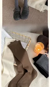 Dettaglio ravvicinato di calze in lana in vari colori con sabot in feltro e decoro