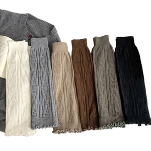 Set di 6 scaldamuscoli in maglia a trecce color neutro con bordi a coste e ondulati