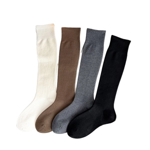 Set di quattro paia di calze alte in lana invernali nei colori bianco marrone grigio nero