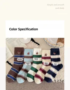 Détail de cinq paires de chaussettes thermiques épaisses avec broderie Teddy et rayures